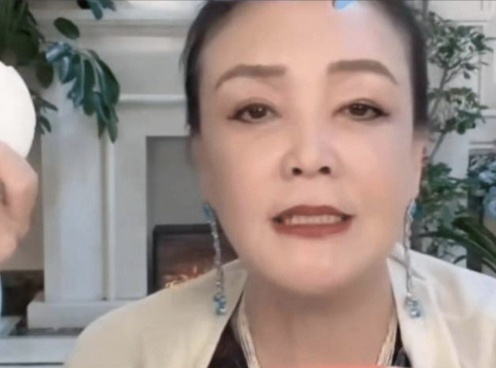 汪小菲和父亲汪则翰一起出游，父子俩一路有说有笑，相处非常自然_腾讯新闻