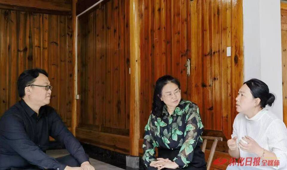 麻阳检察院走访全国人大代表龙荣