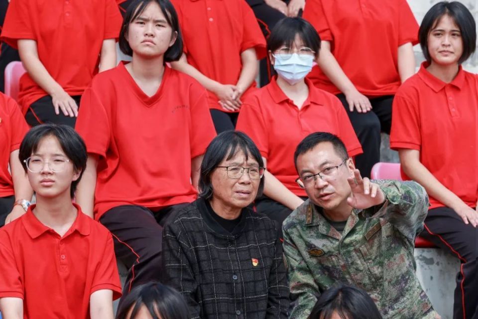 10月5日,"七一勋章"获得者张桂梅老师带领丽江市华坪县女子高级中学