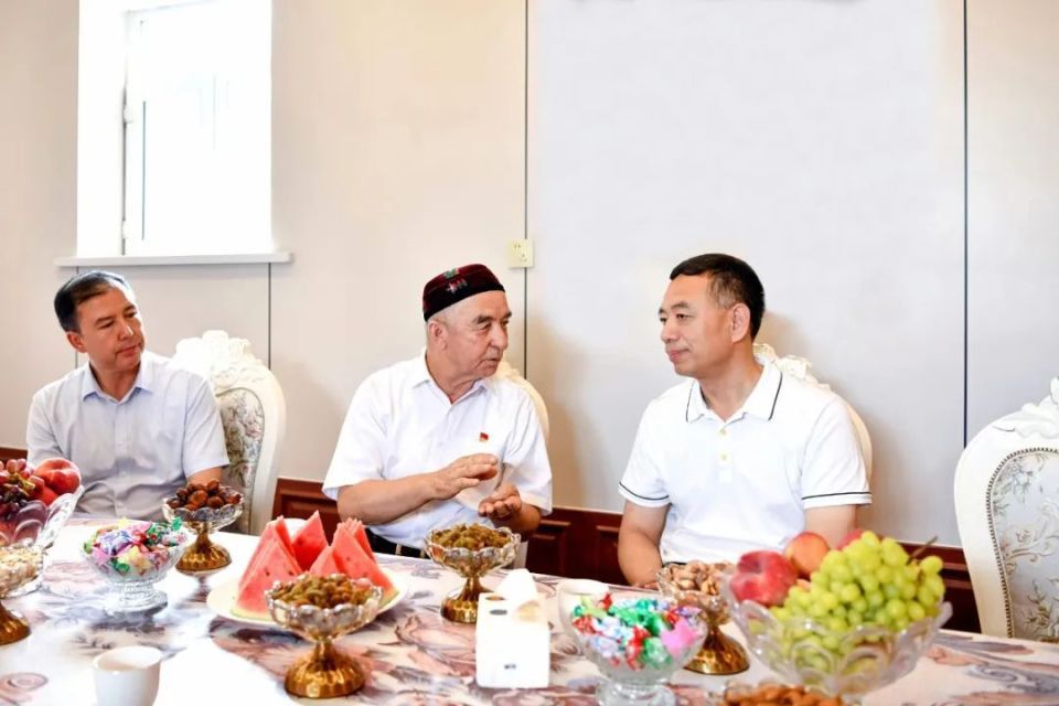 州党委书记杨秀理与"七一勋章"获得者买买提江·吾买尔面对面交流