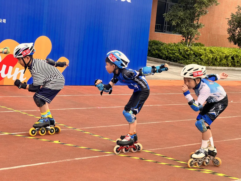 "刘霖杯"怀化市第四届青少年轮滑锦标赛举行