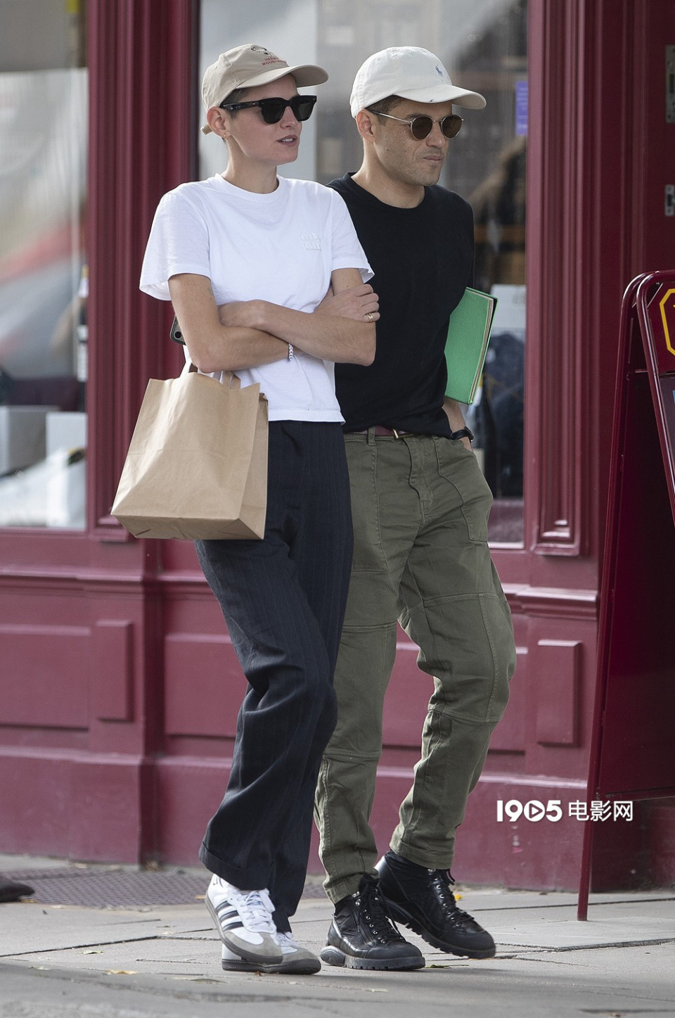 对戏拉米马雷克和女友艾玛科林漫步伦敦街头