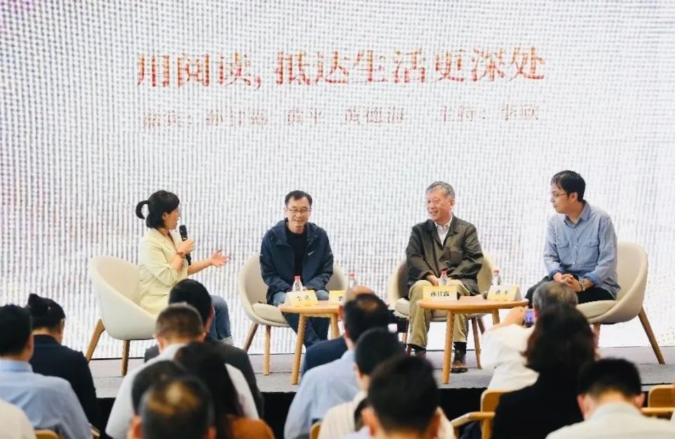 抬头看书,低头看湖|家门口的好去处