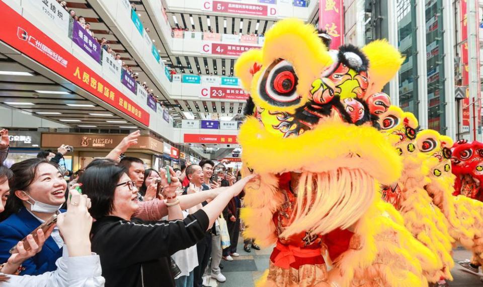 188头醒狮助兴广州国际轻纺城新春开市商户期盼业绩稳中有进