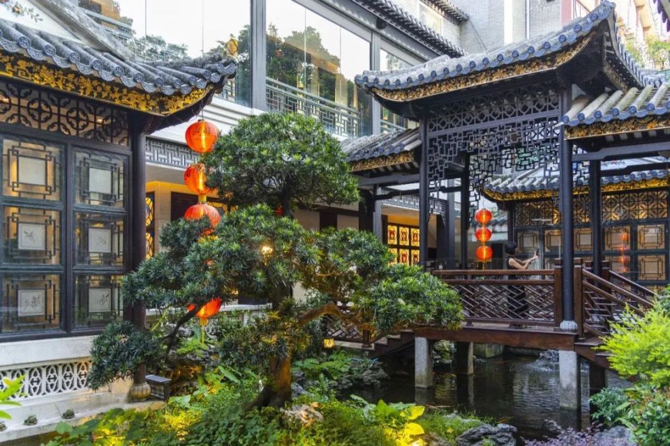 这里集聚了信记海鲜饭店等28家米其林餐厅,渔民新村,幸运楼等10余家久