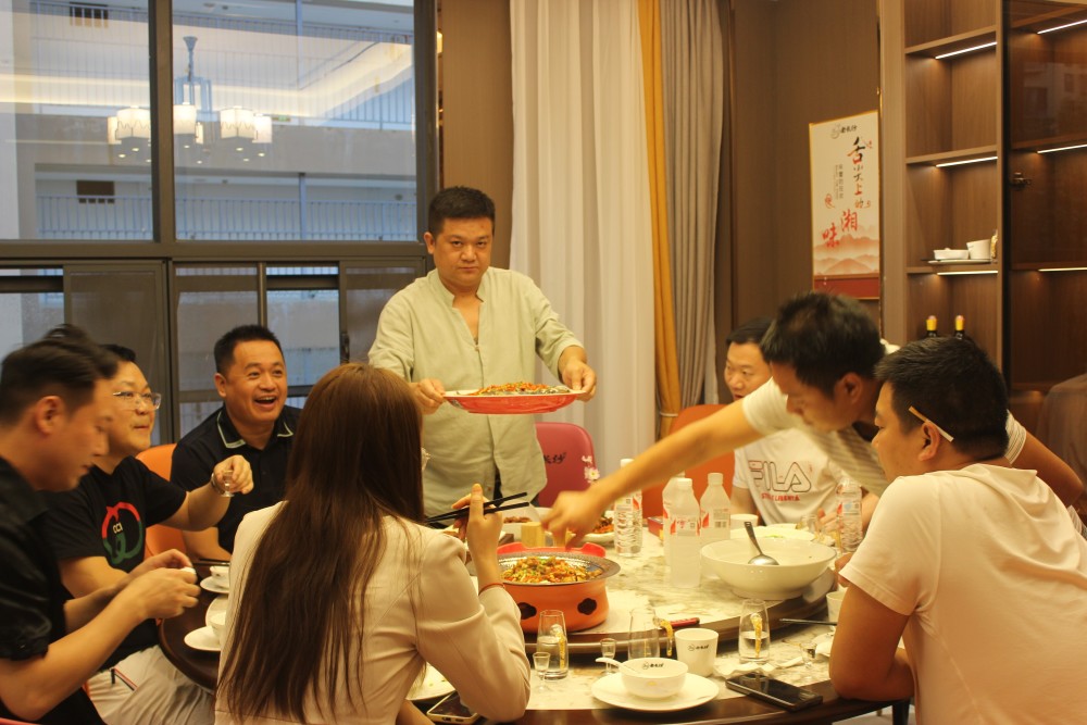 湖南衡阳特色美食餐饮"赞湘老长沙"在昆明开业香港云南总商会现场授牌