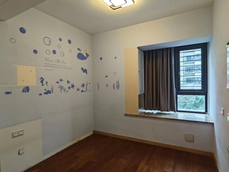 房内部分墙纸脱落,孟女士过户后需要重新翻修.