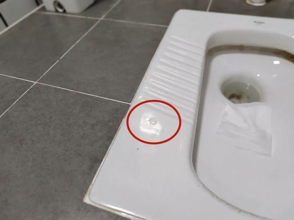 ①男士小便外溅:用蹲便器的话,男士小便的时候,尿渍会外溅到边上,有