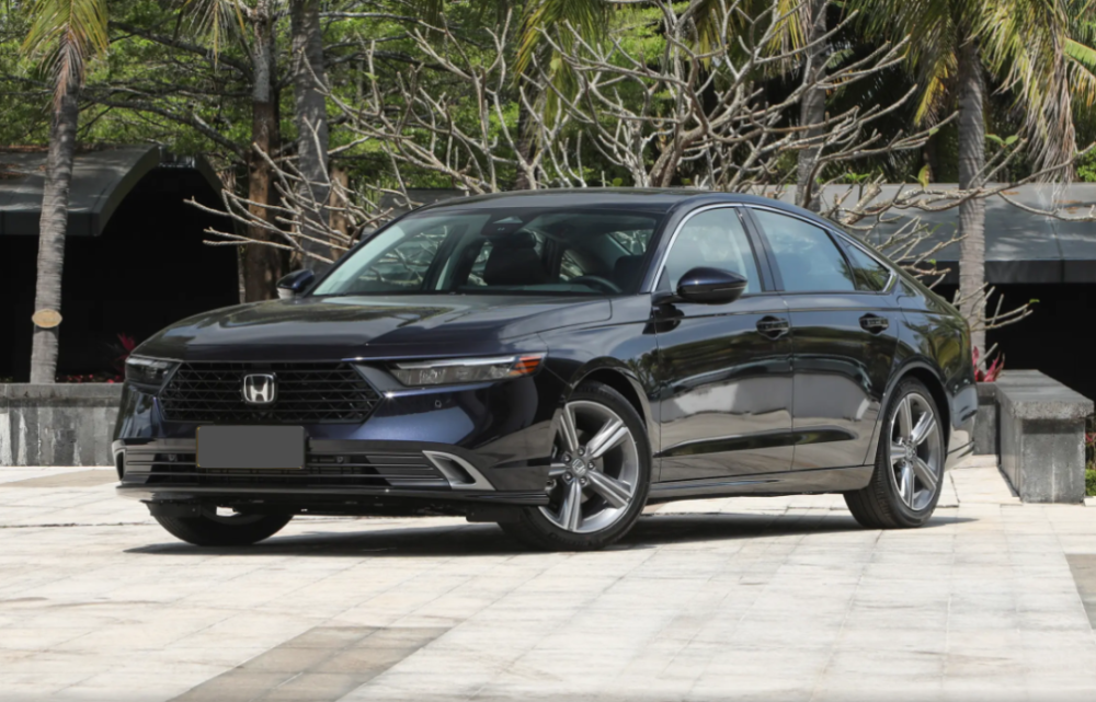 十一代本田雅阁试驾报告,动力表现中规中矩,加速平顺隔音一般