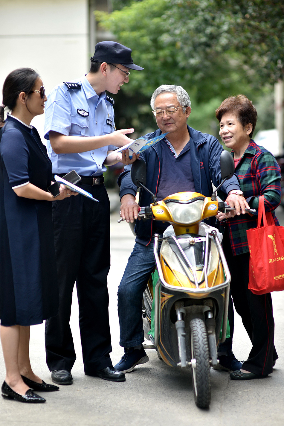 上海社区民警给装修配上"消音器"