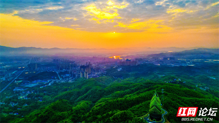摄影:邓燕盛 陈颐龄 刘太平▲图说:桃江县桃花江竹海景区内的"大