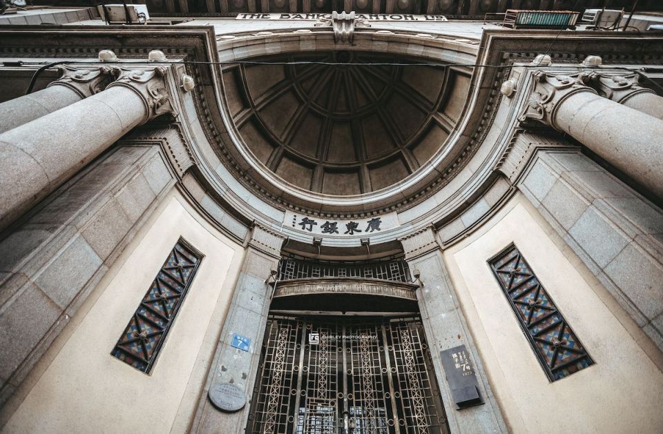 大楼属于文艺复兴式建筑,由景明洋行设计,李丽记营造厂施工;三段式