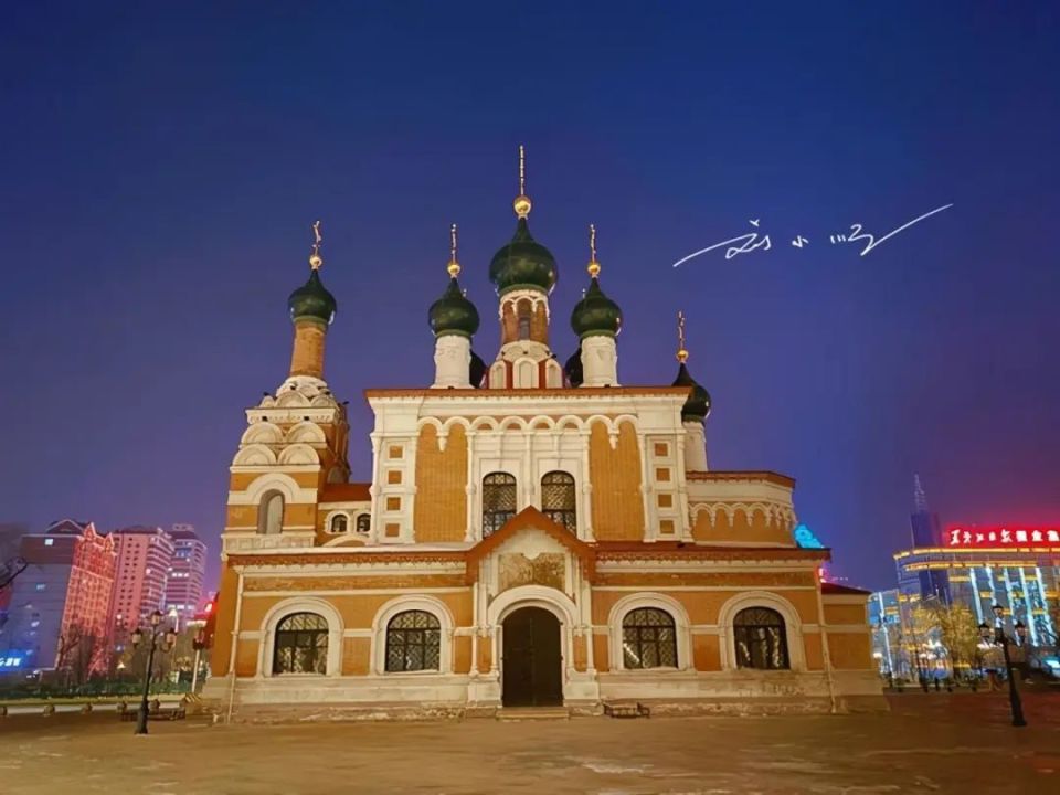 哈尔滨火车站前有一座老教堂游客都来打卡竟不知道这里是坟墓