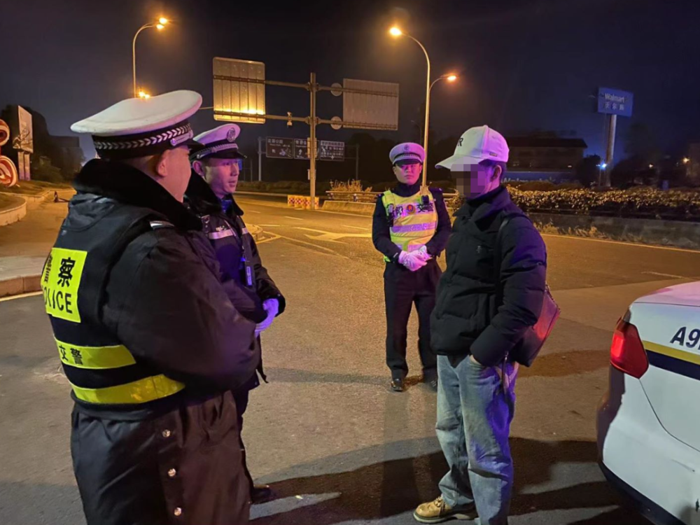 贵阳交警开展酒醉驾查缉工作时拦下欲轻生男子