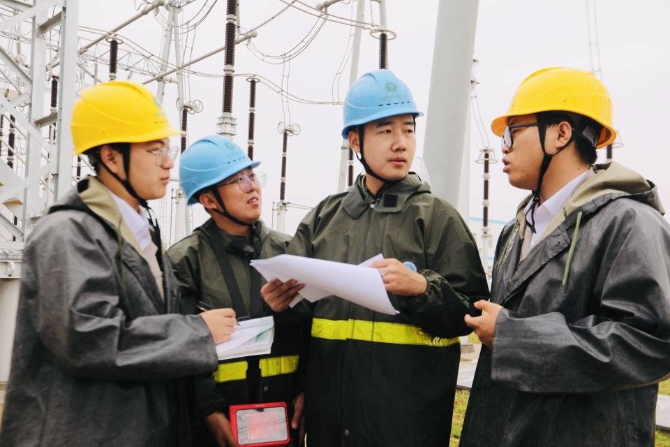 内蒙古超高压供电公司:强化巡检确保"西电东送"安全畅通