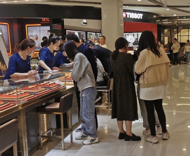 多家商场搞了促销活动,黄金珠宝品牌都在活动中给出了不小的优惠力度