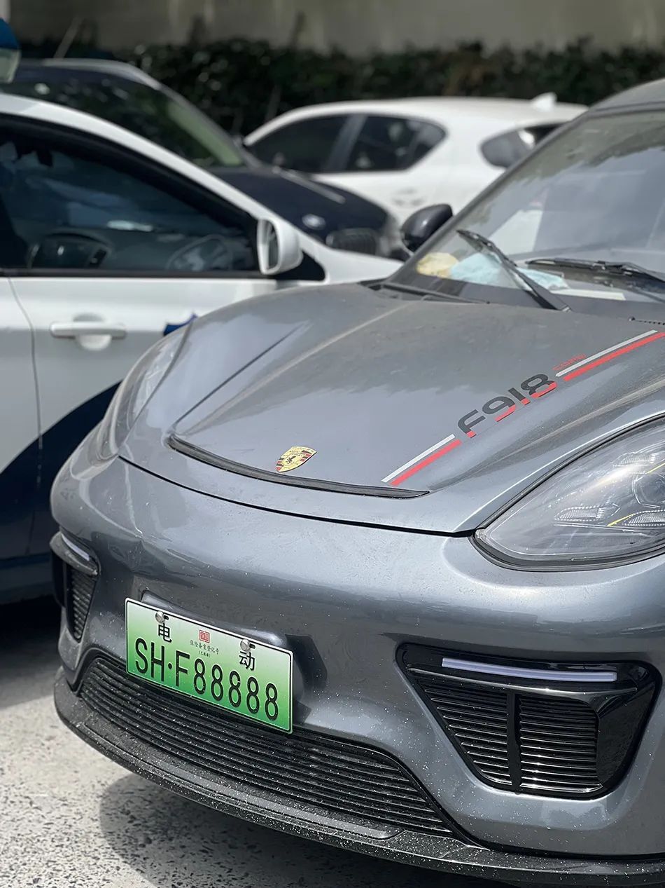 "老头乐"前挂"保时捷"后贴"法拉利",车牌号"88888"?车主被行拘!