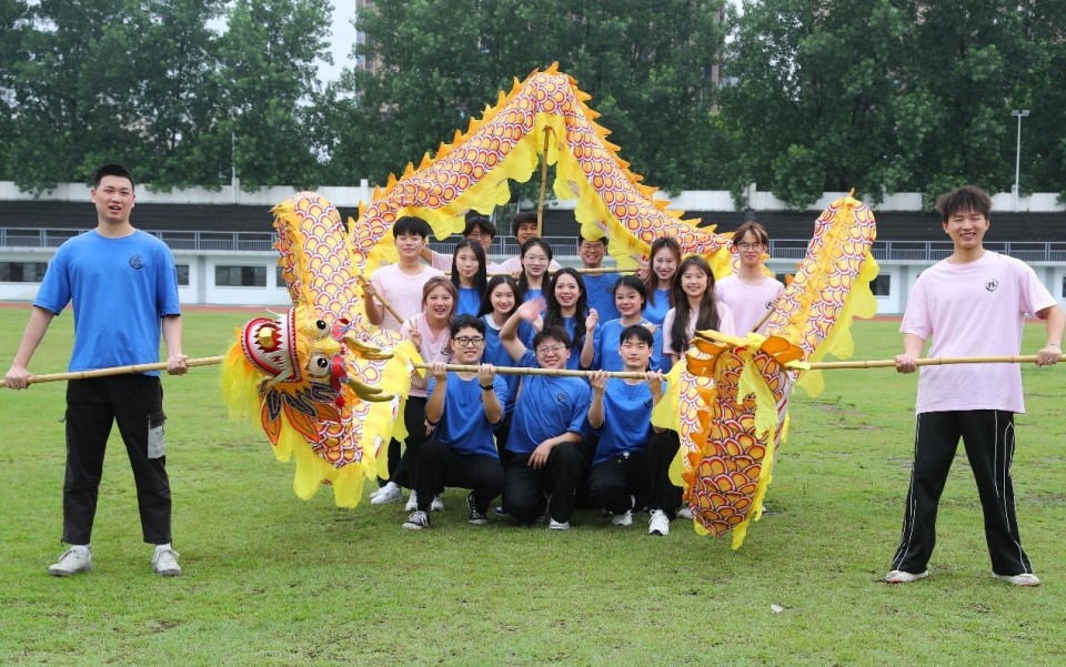 南华大学:创意毕业合影致青春