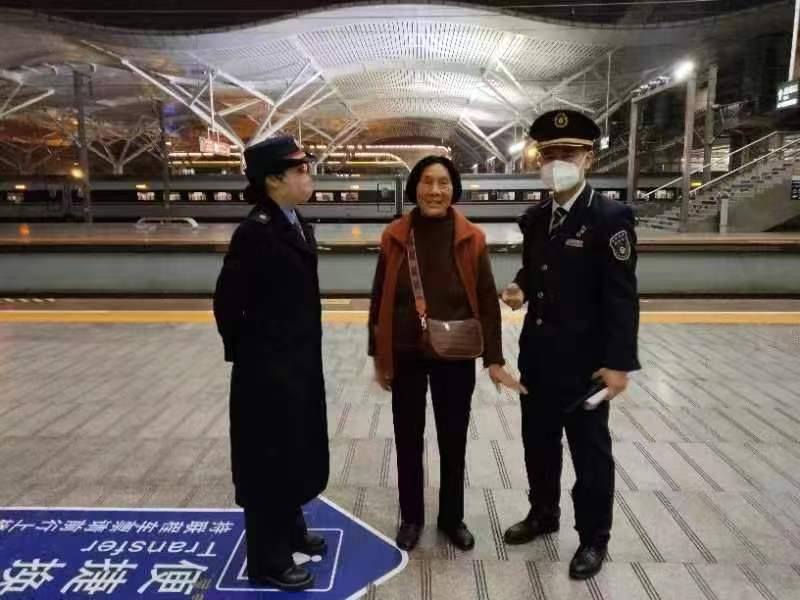 22时许,g503次列车抵达终点站株洲西站后,张车长与老人家女儿取得联系