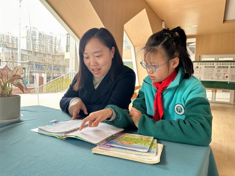 小学生为同学画漫画记录校园生活趣事