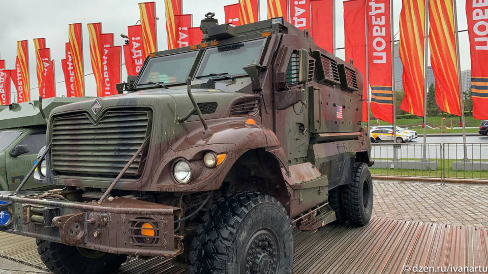 例如,还有一辆旧的奥地利皮策高尔(pinzgauer)卡车.