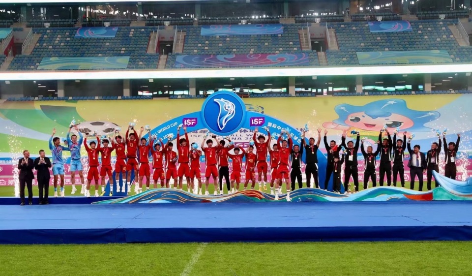 深圳翠园足球小将周星辉随国家队出征国际中体联足球世界杯夺冠