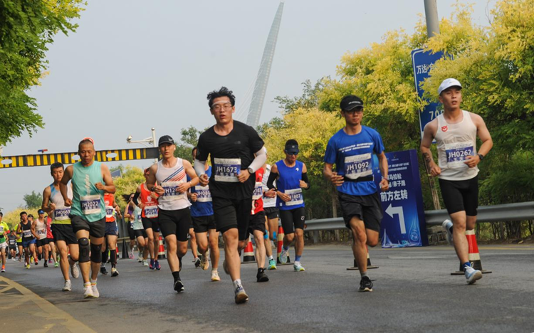 2023天津团泊湖半程马拉松暨体彩杯京津冀健身跑邀请赛鸣枪开跑