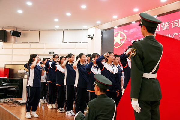 成都市洛带中学校举行五四入团仪式