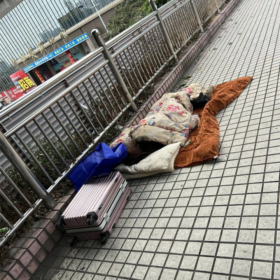广东一女装大佬睡天桥好多人都想去送温暖说是穿女装后没影了