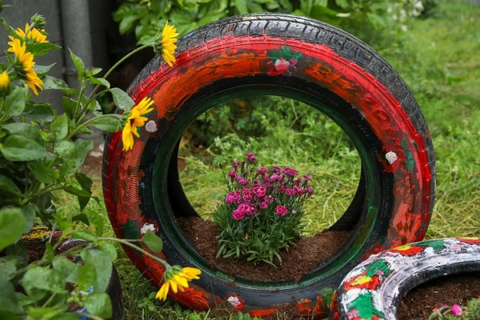 彩绘废旧轮胎,巧手扮靓社区