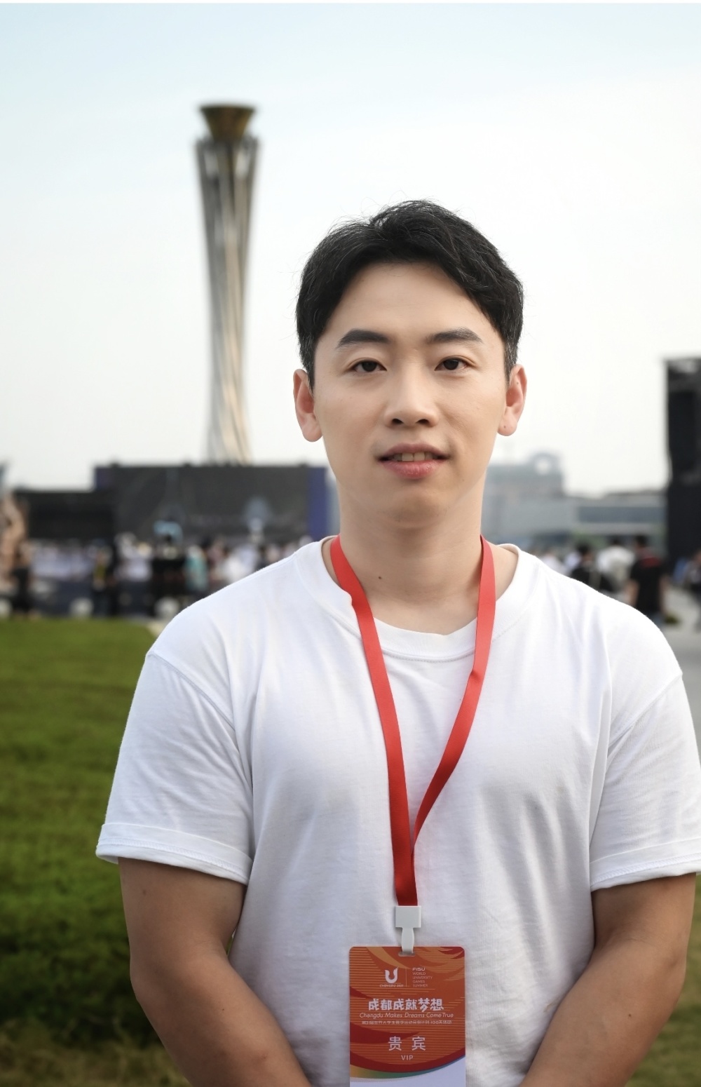 国家体育总局竞体司司长张新向邹凯和另一位奥运冠军施廷懋颁发了成都