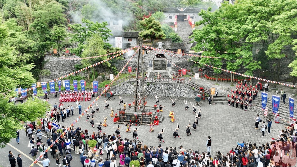 c视频|万人共舞踩花山,宜宾兴文花山节将持续至6月