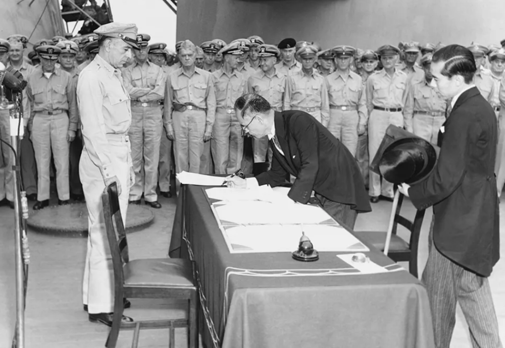 1945年日本投降现场老照片:曾经不可一世,如今如丧家之犬_腾讯新闻
