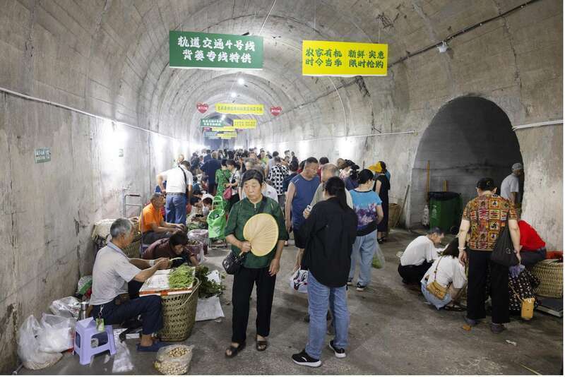 重庆:防空洞里的"背篓菜市场"