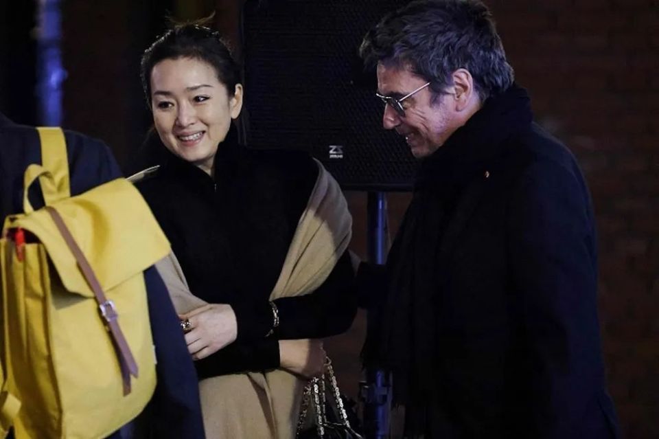 58岁巩俐随法国总统访华,一身全黑装扮,老公手拎两个箱子超贴心_腾讯