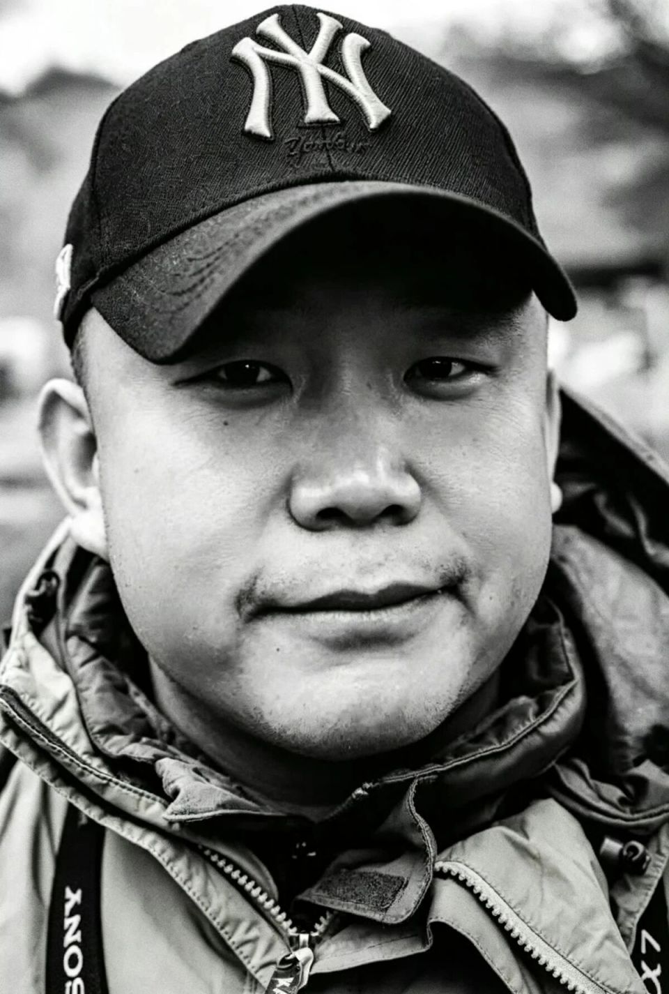 知名摄影师孔德胜突发心梗去世，年仅43岁，曾与周一围合作，一周前仍更新动态_腾讯新闻