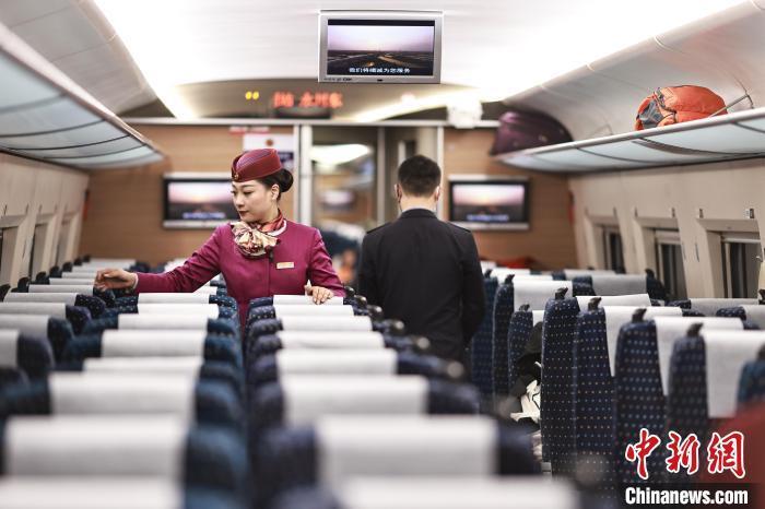 "90"后高铁列车员白廷桂:十年守护旅客春运平安出行_腾讯新闻