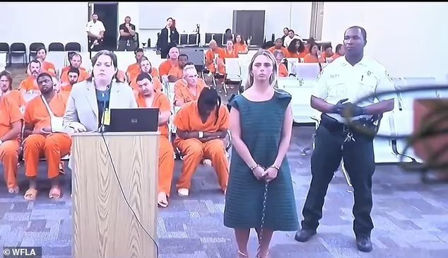 美国23岁女子假扮14岁少女诱捕了数名中学生戴着脚镣出庭