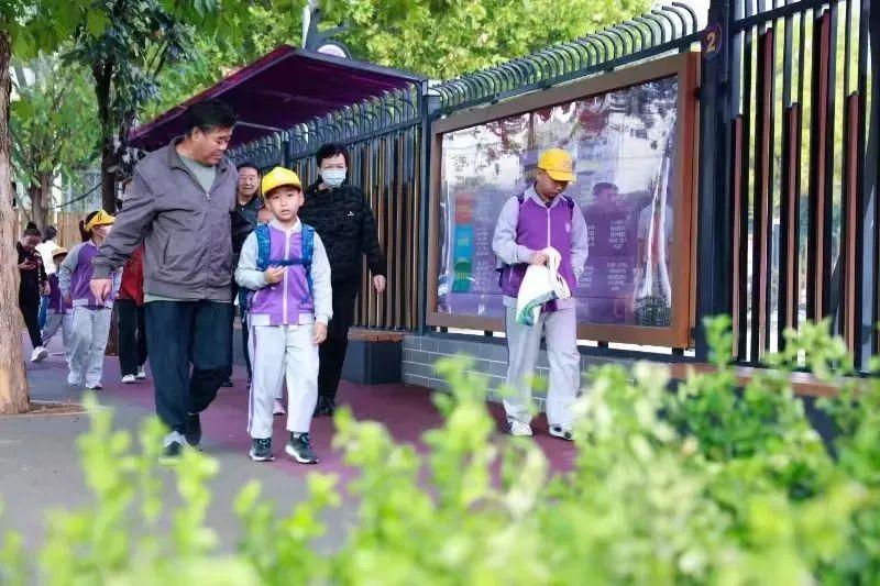 超暖心！北京这些中小学设置家长等候区，勾勒儿童友好城市空间_腾讯新闻