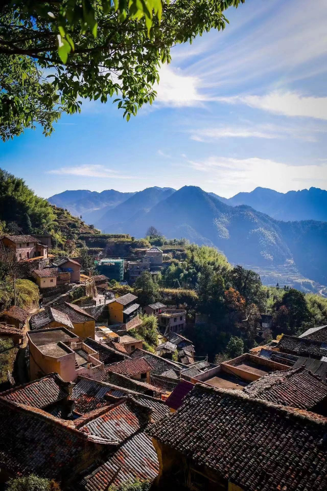 坐落在群山间的丽水市松阳县西坑村,与云南的山村景色略有不同,山不高