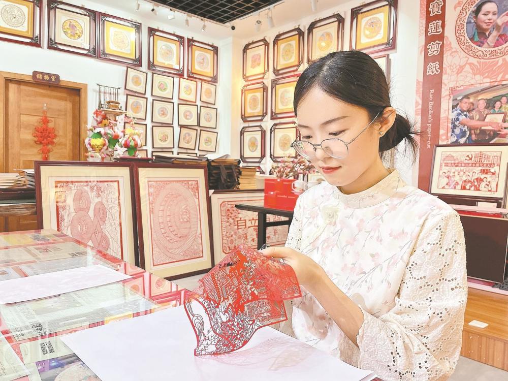 27岁的江海琪早在初中时期,就确定要以传承佛山剪纸为一辈子的事业