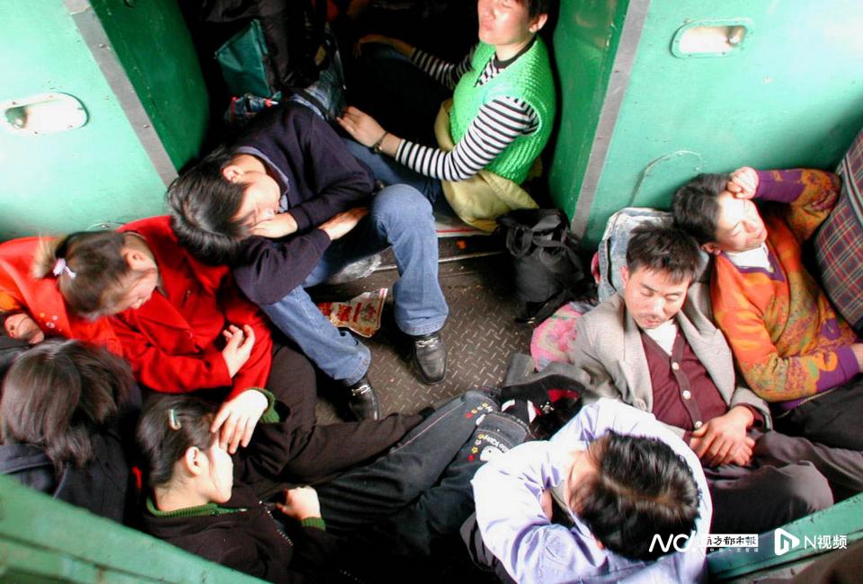 南都,n视频记者 潘劲松 摄每到春运,铁路客运人潮拥挤,广州站内外