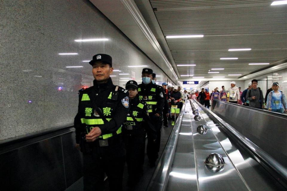 美"警"相伴!武汉轨道公安长安巡逻队亮相"汉马"_腾讯新闻