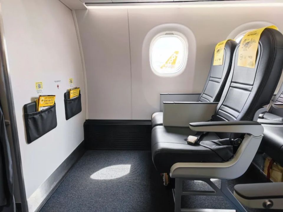 酷航的e190-e2共设有112个座位,座椅宽度18.