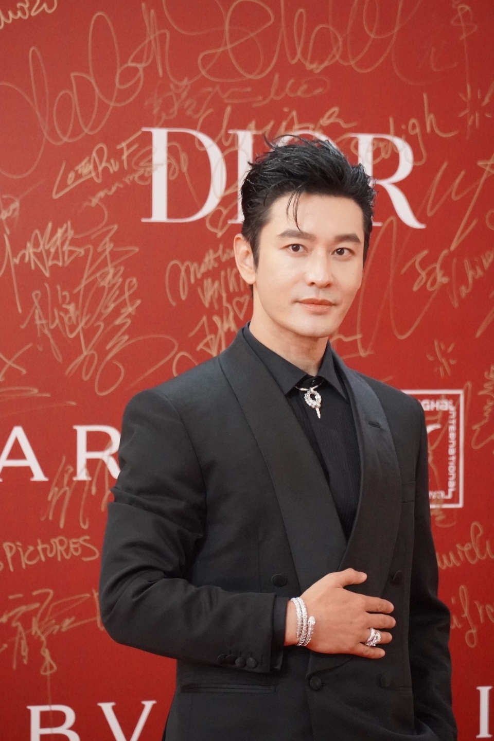 黄晓明获金爵奖"最佳男演员",当场祝95岁姥姥"生日快乐"|直击第26届