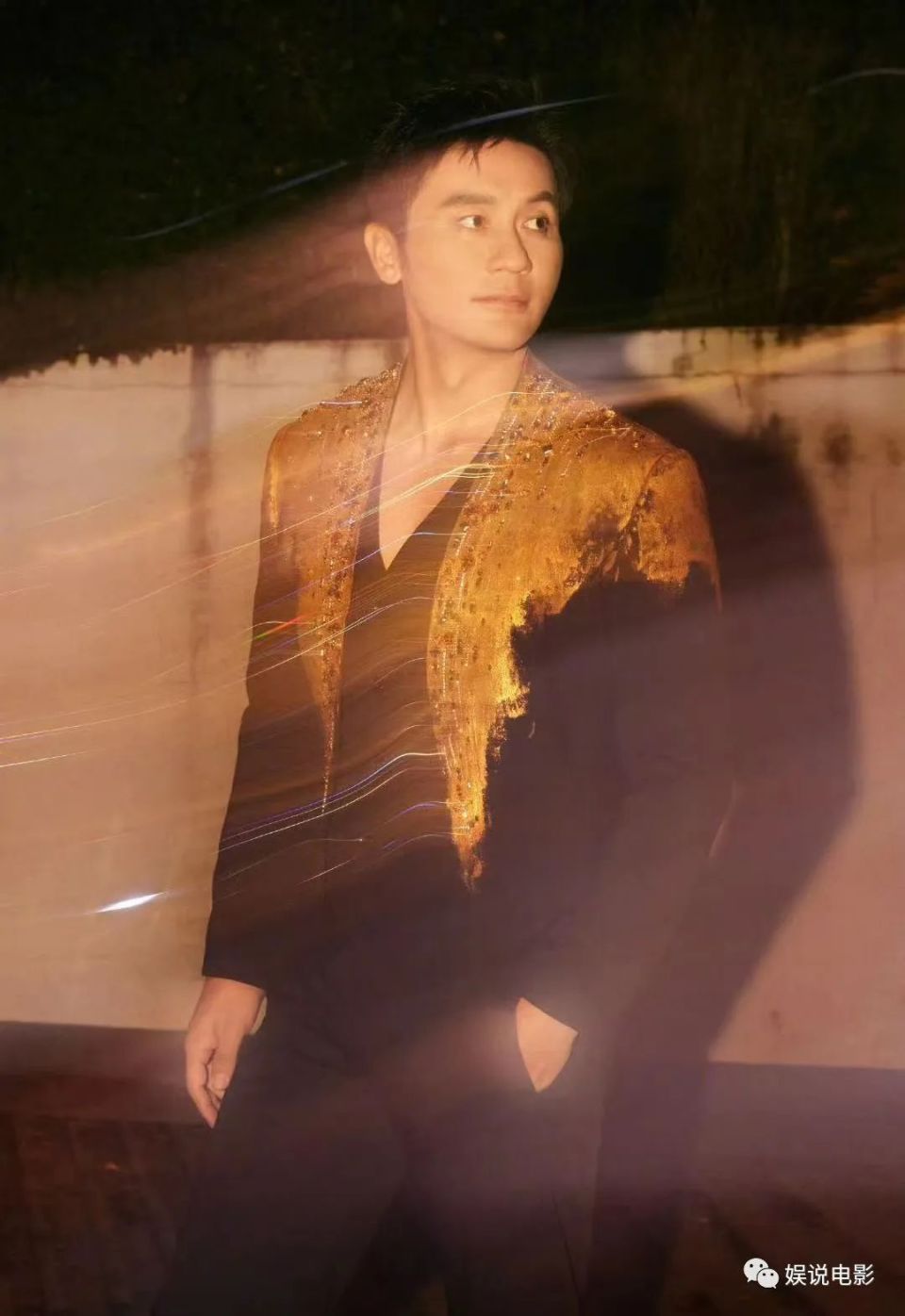 李晨介绍自己不是明星是文艺工作者,网友热议,他自我认可很低调