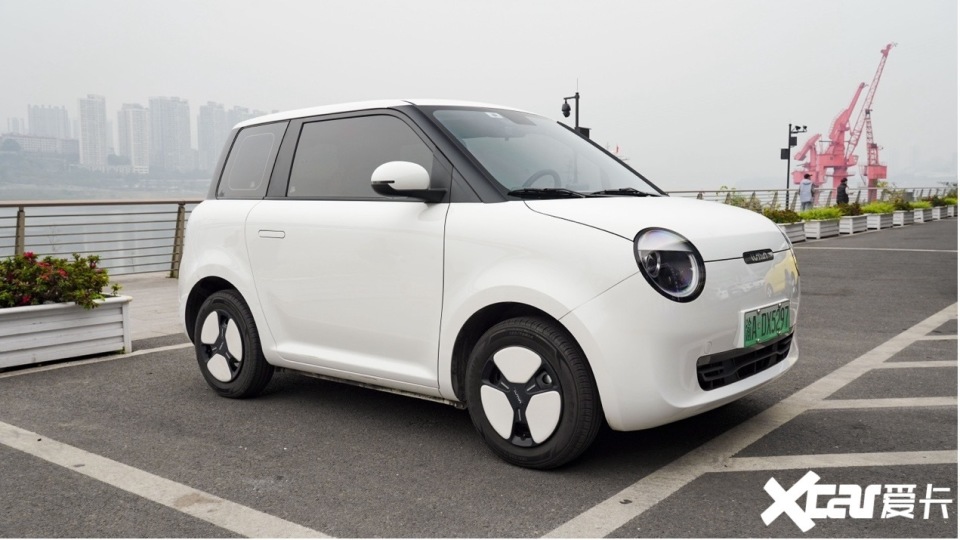 同样走的是可爱造型的路线,相比之下,长安lumin的车头设计比较简洁