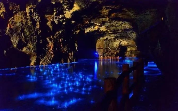 马祖列岛的主要港口,岛上以人文,军事古迹众多,还是观赏"蓝眼泪"的