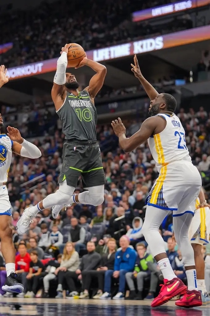 库里31分累死累活没鸟用勇士被狼队摩擦进季后赛也是个死