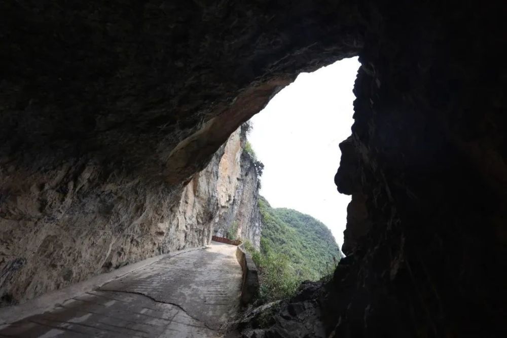 毕节挂壁公路图片